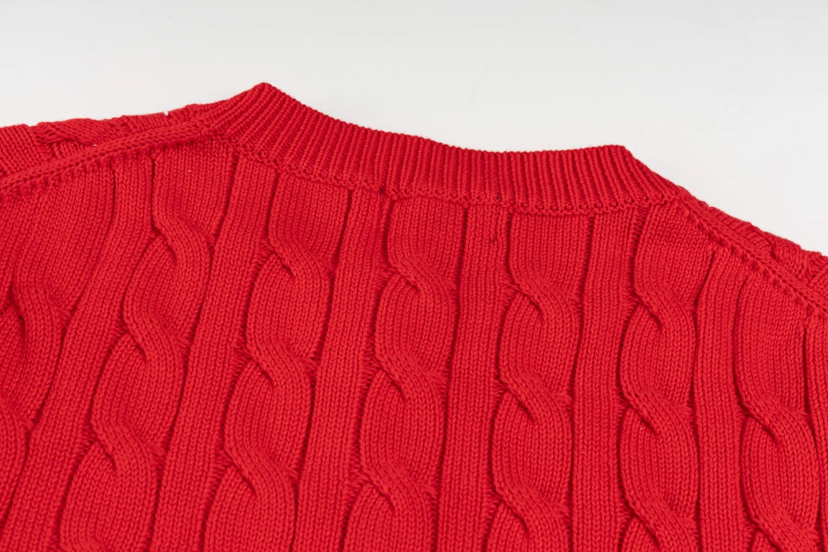 P230 #R93 RALPH LAUREN Ralph Lauren twelve colors classic small label embroidery logo seven-button knitted cable cardigan sweater women's top, high-density LOGO embroidery on the chest, original customization of tag accessories. Made of pure cotton yarn, pure cotton is skin-friendly and comfortable, small label war horse embroidered twist button cardigan sweater 🐎 high quality, follow the blogger to learn how to wear it! Let’s buy a Ralph Lauren cable sweater. It’s a super hard-to-find series after it became popular. It’s hard to find one on the official website. It’s simple and practical to wear, with a lazy and loose feel. The thickened fabric has more texture, feels soft and delicate, and has a loose fit. Whether worn alone or layered, you can wear different styles of fashion with just one piece!   Size: